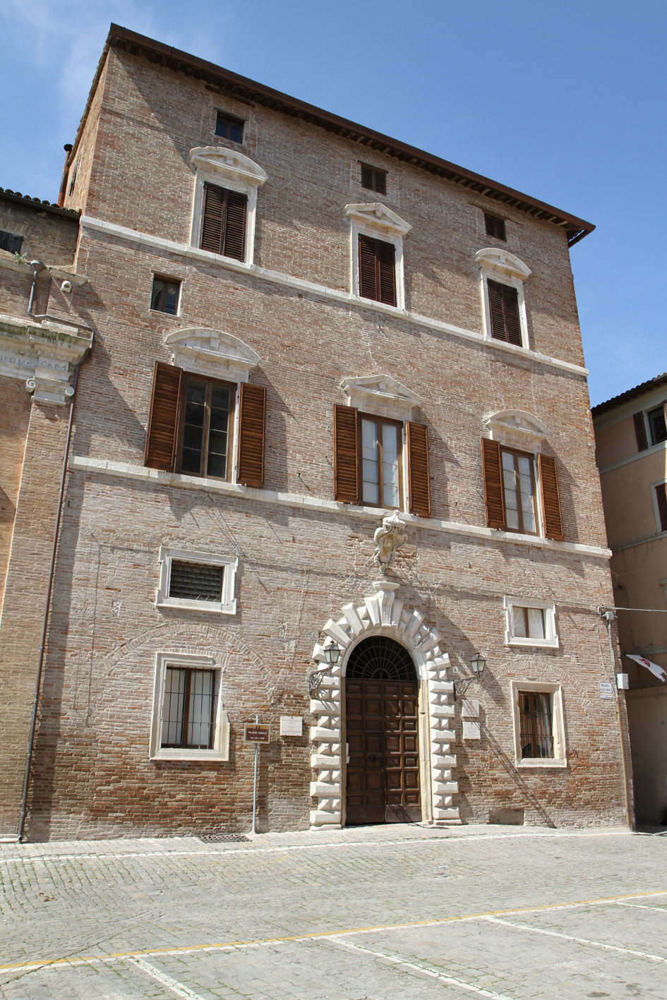 Facciata di Palazzo Colocci Facciata di Palazzo Colocci